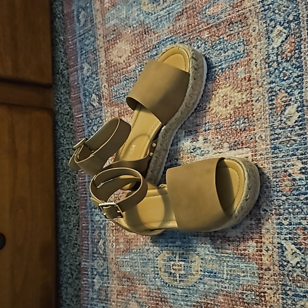 Beige platform sandles